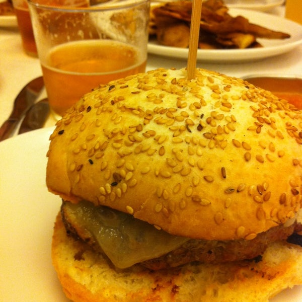 Photo taken at La Castanya Gourmet Burger by Esteban R. on 3/30/2013