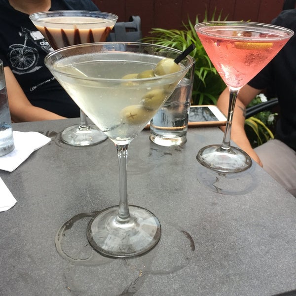 Foto scattata a Marty&#39;s Martini Bar da Luis C. il 8/28/2016