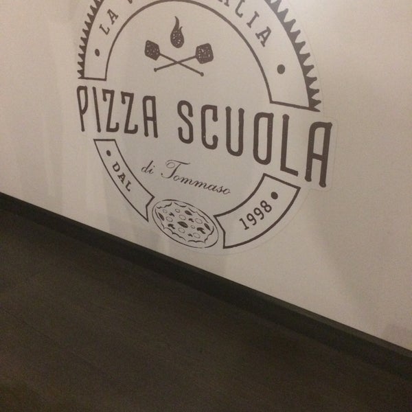 Foto diambil di Pizza Scuola oleh Igor S. pada 12/5/2019