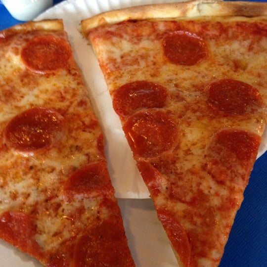 รูปภาพถ่ายที่ Joe&#39;s New York Pizza โดย Win K. เมื่อ 10/12/2012
