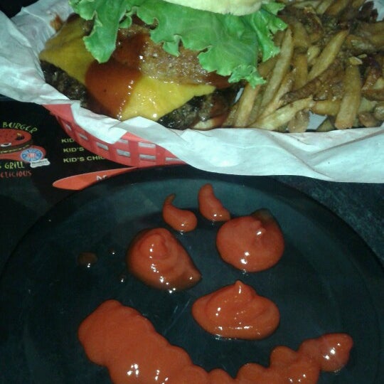 10/4/2012にMelissa B.がSinful Burger Sports Grillで撮った写真
