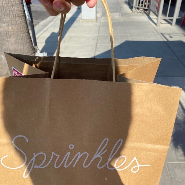 Foto tomada en Sprinkles Beverly Hills Cupcakes  por Stefanie P. el 10/6/2020