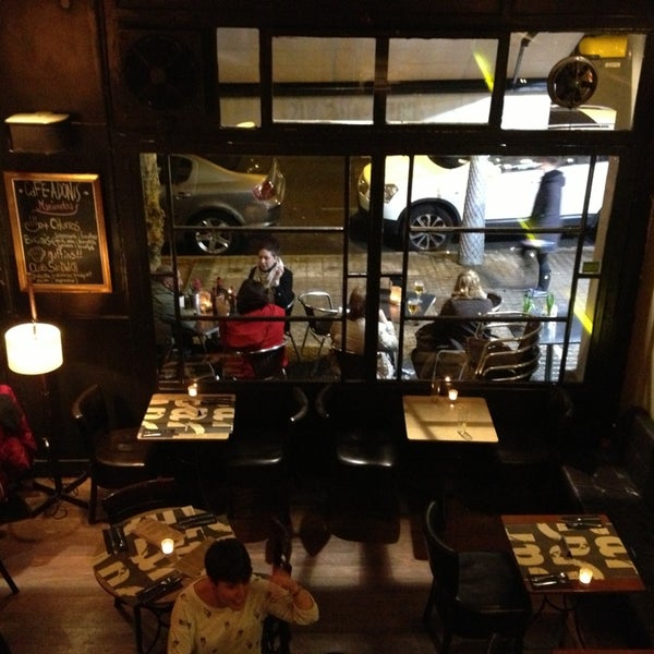 Das Foto wurde bei Café Adonis 1940 von Vita N. am 3/6/2013 aufgenommen