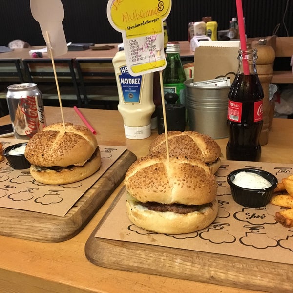 Das Foto wurde bei Şef&#39;s Burger von 🇹🇷Muhammet🇹🇷 am 12/9/2016 aufgenommen