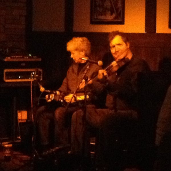 รูปภาพถ่ายที่ Morrissey&#39;s Irish Pub โดย Laura M. เมื่อ 4/21/2013