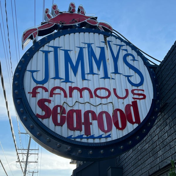 Foto diambil di Jimmy&#39;s Famous Seafood oleh Sydney R. pada 7/30/2022