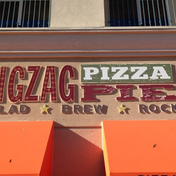 Снимок сделан в ZIGZAG Pizza пользователем David M. 1/15/2014