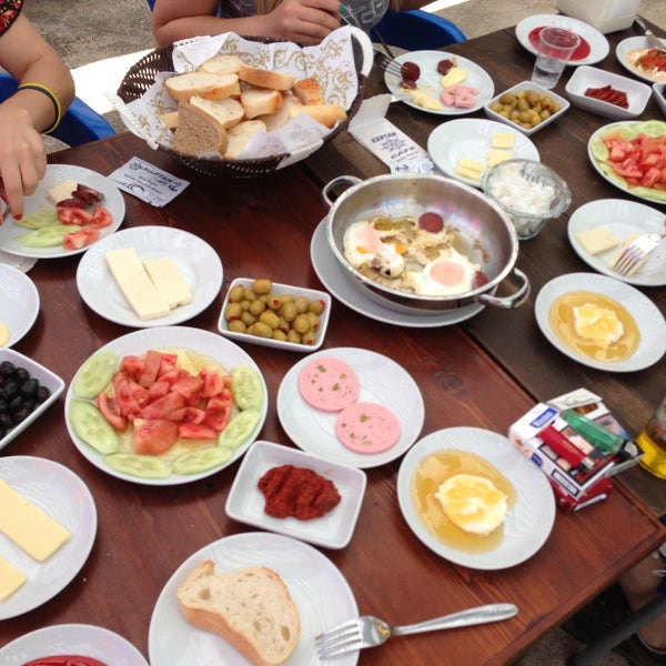 Das Foto wurde bei Denizaltı Cafe &amp; Restaurant von Ecem A. am 5/12/2013 aufgenommen