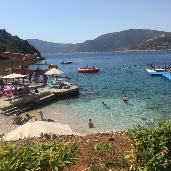 Калкан бич клаб. Kalkan beach park hotel. Провинция турции каш. Калкан бич парк пляж. Изумрудный пляж калкан.