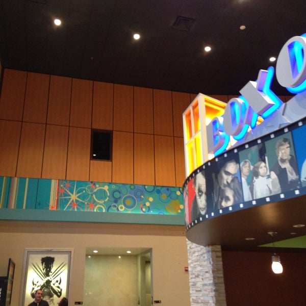 Das Foto wurde bei UltraLuxe Anaheim Cinemas at GardenWalk von Ben S. am 3/11/2013 aufgenommen