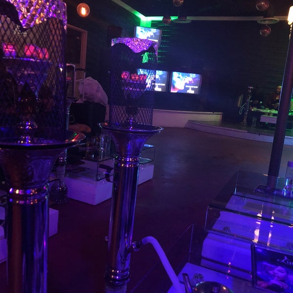 Foto diambil di Luna Lounge Las Vegas oleh Suz..🤭 pada 3/8/2018