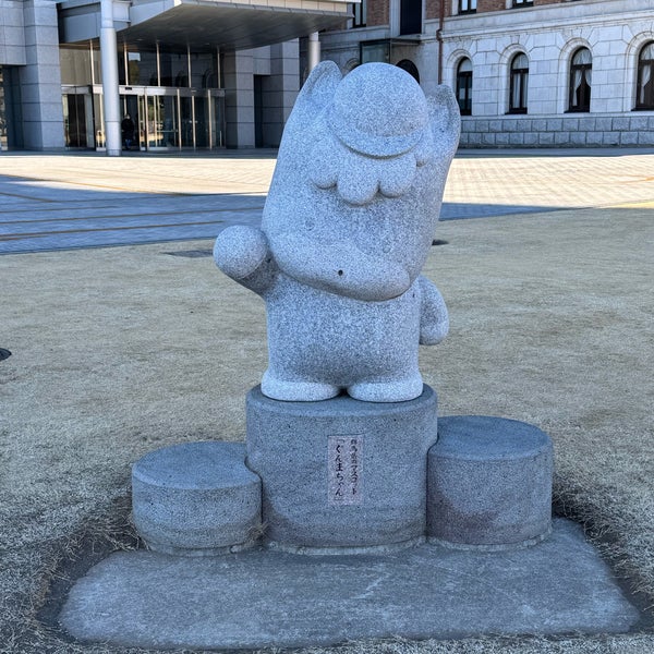 ぐんまちゃん 石像 小サイズ 一体 写真左