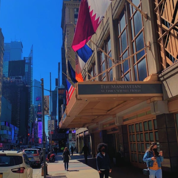 รูปภาพถ่ายที่ The Manhattan at Times Square Hotel โดย Majid เมื่อ 3/30/2021