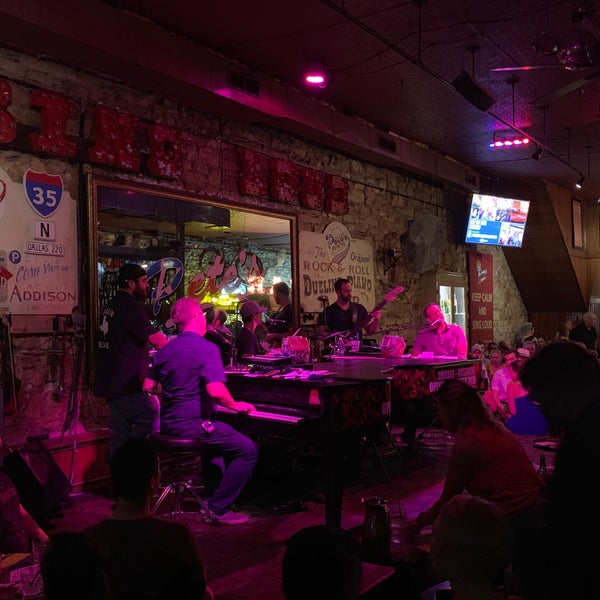 Photo taken at Pete&#39;s Dueling Piano Bar by Sandy T. on 9/15/2019