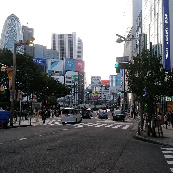 Photos At 新宿駅東口交差点 Intersection In Shinjuku
