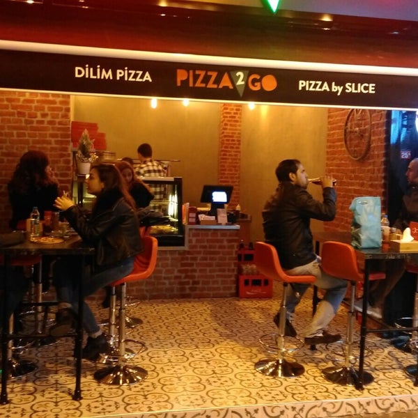 รูปภาพถ่ายที่ Pizza โดย K. Burak K. เมื่อ 12/24/2015