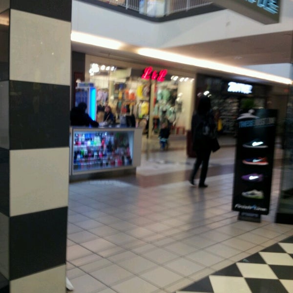 รูปภาพถ่ายที่ Meriden Mall โดย Janeen D. เมื่อ 2/18/2013