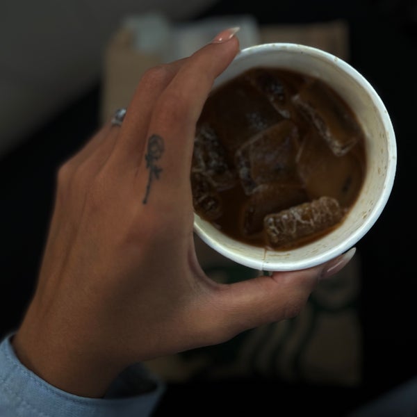 Foto diambil di Starbucks oleh Angel🪽 pada 10/10/2023