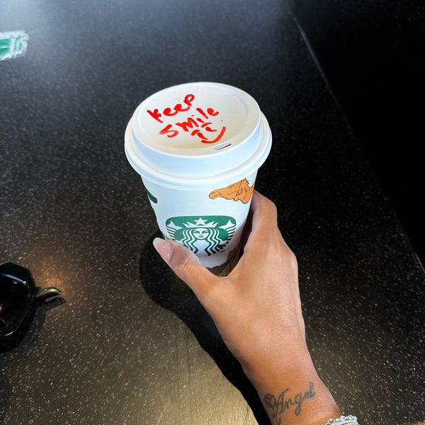 Das Foto wurde bei Starbucks von Angel🪽 am 10/5/2023 aufgenommen