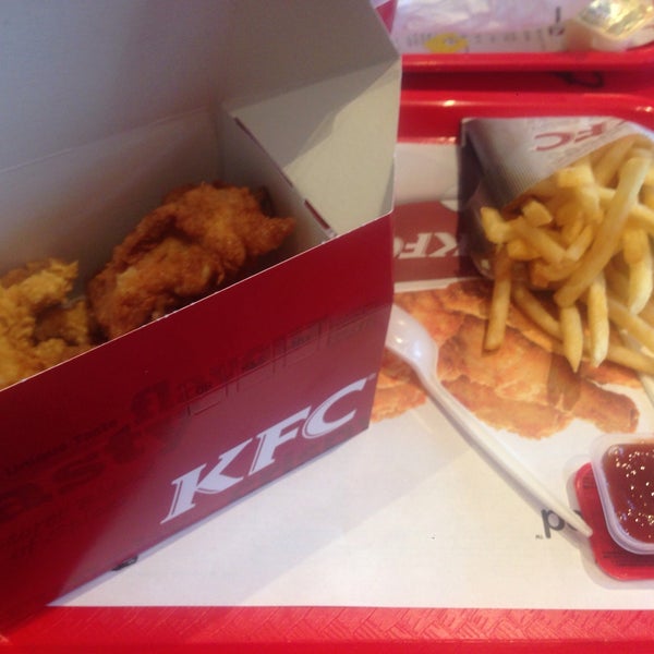 รูปภาพถ่ายที่ KFC โดย Michaela D. เมื่อ 3/7/2015