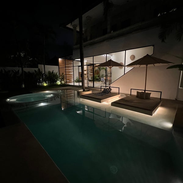 Foto diambil di Chandra Luxury Villas oleh Mohannad pada 9/27/2022