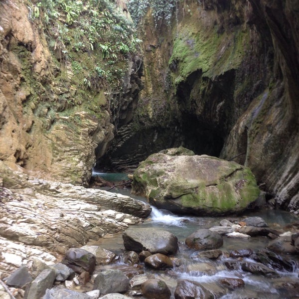 улица ущелье. абхазия пицунда монашеское ущелье. хаджохская теснина каменномостский. пляж пицунда монашеское ущелье. старая гагра жоэкварское ущелье.