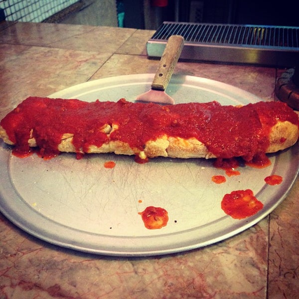 Foto tirada no(a) Tony Di Maggio&#39;s Pizza por Brian M. em 10/8/2013
