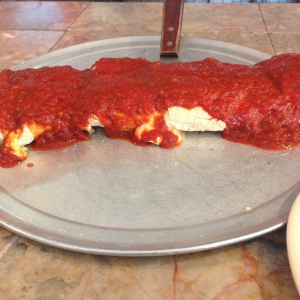 Foto tomada en Tony Di Maggio&#39;s Pizza  por Brian M. el 8/25/2014