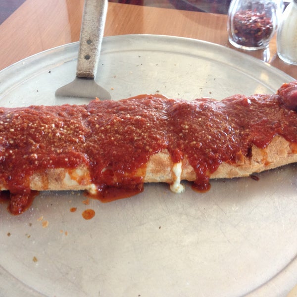 Foto tirada no(a) Tony Di Maggio&#39;s Pizza por Brian M. em 5/17/2013