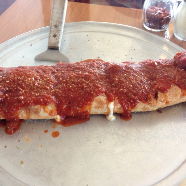 Foto tirada no(a) Tony Di Maggio&#39;s Pizza por Brian M. em 5/24/2013