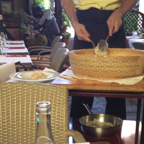 Schönes Lokal, professionelle Bedienung, gutes Essen. Spezialität: Pasta nicht nur mit, sondern aus dem Parmesan!