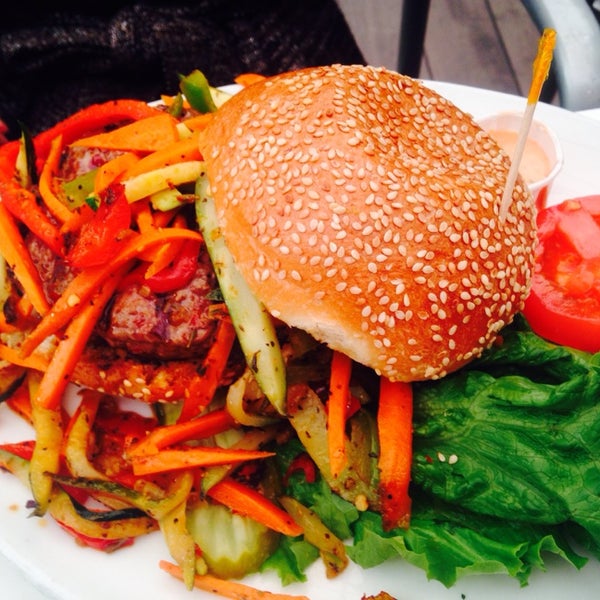 Das Foto wurde bei Barney&#39;s Gourmet Hamburgers von TaKa A. am 4/27/2014 aufgenommen