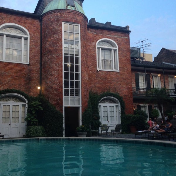 Muito bem localizado, o hotel está perto do melhor de New Orleans. No verão, a piscina ajuda a enfrentar o calor forte. Café da manhã sempre no quarto, sem opções de comida ou bebida em outro horário.