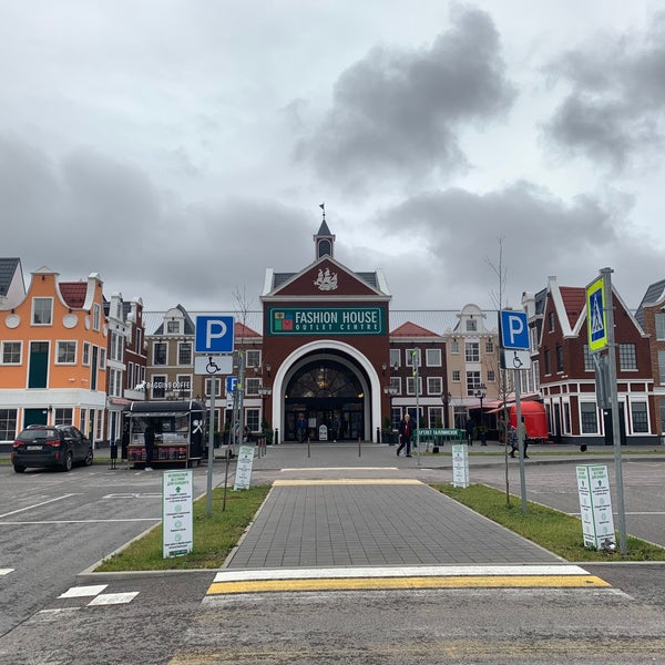 Fashion house outlet горелово. Фэшн хаус черная грязь. Outlet village таллинское шоссе. Фэшн хаус аутлет спб. Дом аутлет.