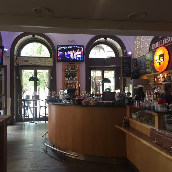 Photo prise au Nonloso Caffé &amp; Bar par Charmaine Anne S. le9/20/2015