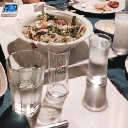 Das Foto wurde bei Beyaz Balık Restaurant von Aslıhan B. am 6/14/2014 aufgenommen