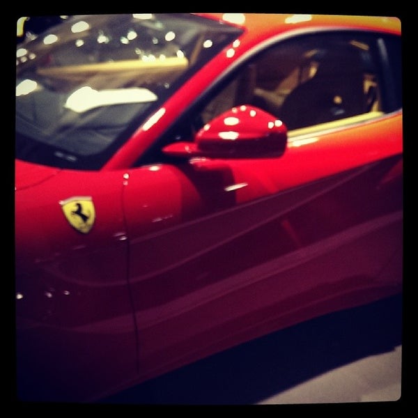 Das Foto wurde bei McLaren Auto Gallery Beverly Hills von Epoch V. am 12/26/2013 aufgenommen