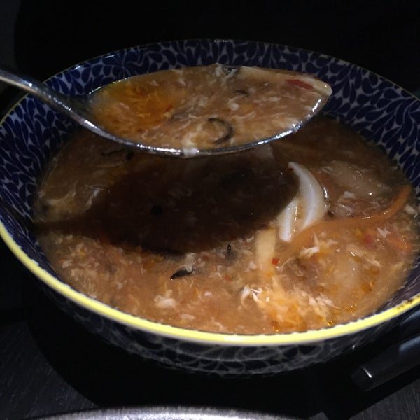 Остро-кислый суп с курицей в шанхайском стиле.Очень густой и наваристый,много составляющих,действительно острый.Вкуснооооо!