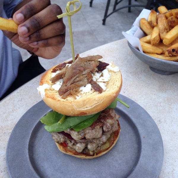 Photo prise au Stillhouse Craft Burgers &amp; Moonshine par Gabrielle B. le5/21/2014