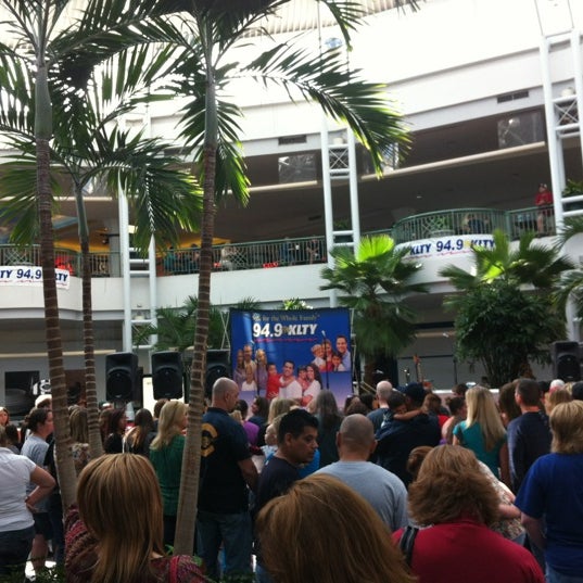รูปภาพถ่ายที่ Vista Ridge Mall โดย William E. เมื่อ 11/9/2012