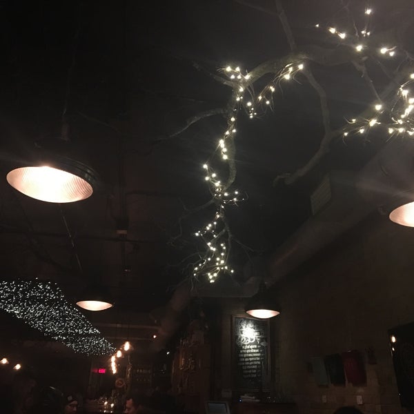 Das Foto wurde bei Insomnia Restaurant and Lounge von Betty C. am 11/28/2018 aufgenommen