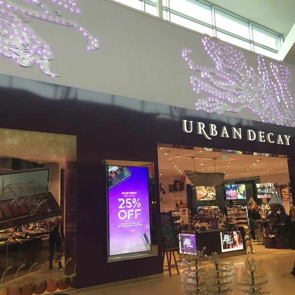 11/24/2018 tarihinde Betty C.ziyaretçi tarafından Square One Shopping Centre'de çekilen fotoğraf