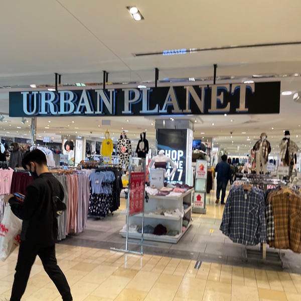 Foto diambil di Square One Shopping Centre oleh Betty C. pada 10/16/2021