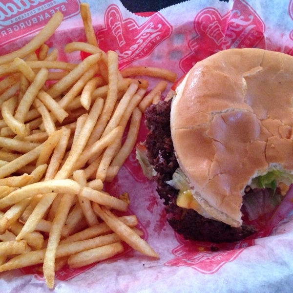 Foto diambil di Freddy&#39;s Frozen Custard &amp; Steakburgers oleh Glenn B. pada 5/4/2014