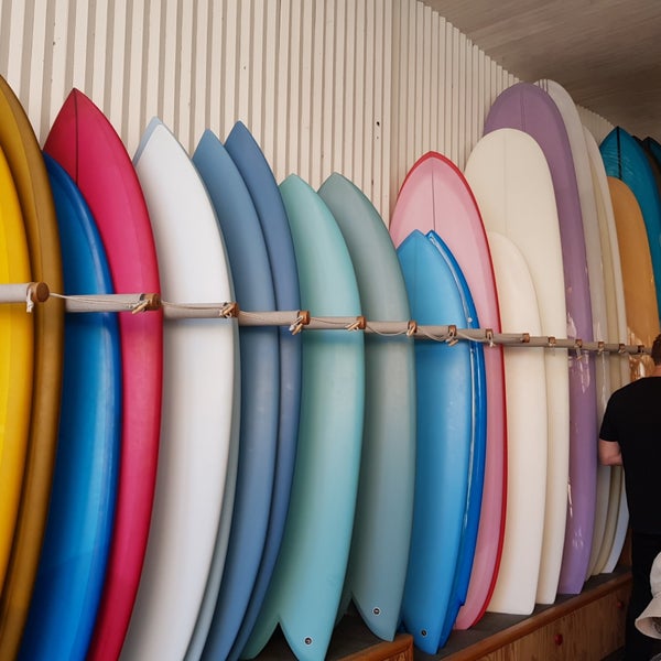 Foto tomada en Pilgrim Surf + Supply  por Eunju T. el 5/25/2019