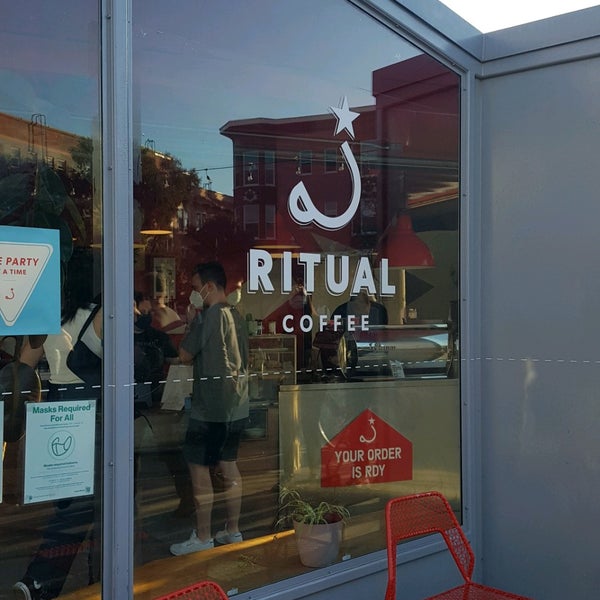 2/13/2022 tarihinde Eunju T.ziyaretçi tarafından Ritual Coffee Roasters'de çekilen fotoğraf