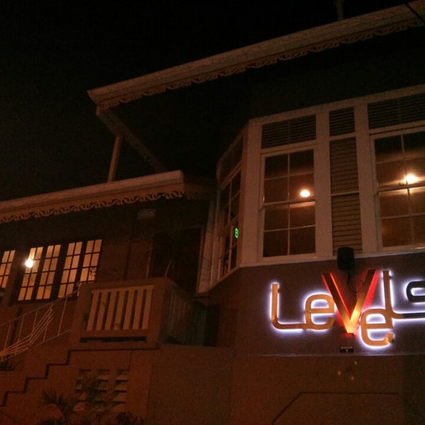Foto scattata a Levels - Ultrabar and Lounge da Sarah C. il 3/8/2014