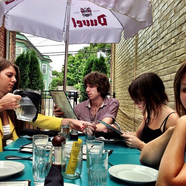 รูปภาพถ่ายที่ The Biltmore Bar &amp; Grille โดย Jason C. เมื่อ 7/28/2013