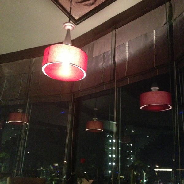 5/5/2013에 Trinh T.님이 Cielo 13 Sky Bar &amp; Restaurant에서 찍은 사진
