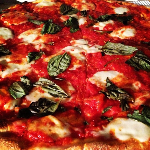 8/11/2013 tarihinde T R.ziyaretçi tarafından Joe&#39;s Pizza'de çekilen fotoğraf
